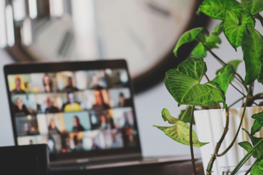 Mise en sc&egrave;ne du t&eacute;l&eacute;travail &agrave; l'&eacute;tranger