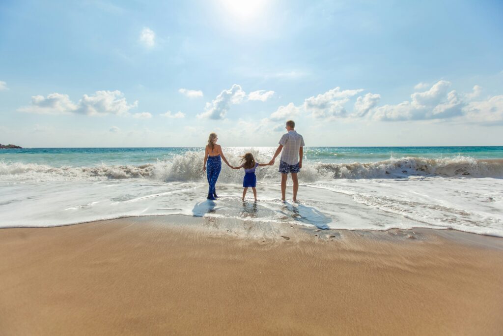 Famille expatri&eacute; heureuse &agrave; la plage